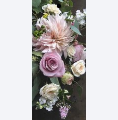 Skärbräda med blomsterbukett Anna Gouteva